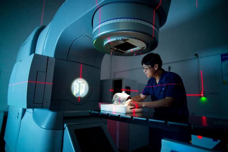 新华医疗研发的国内第一台高能医用电子直线加速器